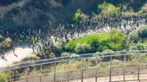 Cientos De Inmigrantes Subsaharianos Intentan Saltar La Valla De Ceuta