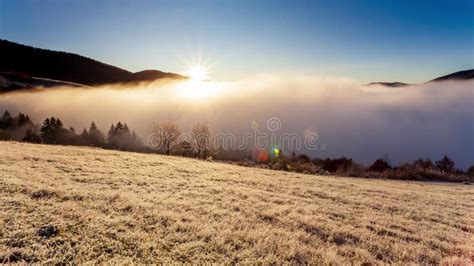 Le Soleil Se L Ve De Derri Re Le Sommet De La Montagne Le Brouillard Se