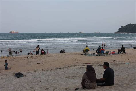 Suasana Di Pantai Teluk Kalong Sinar Harian