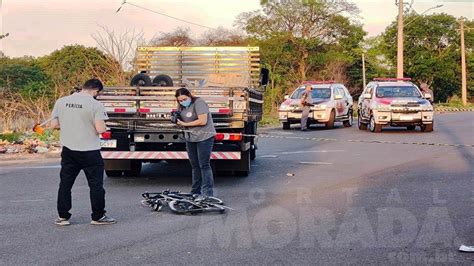 Colisão entre bicicleta e caminhão mata jovem de 19 anos