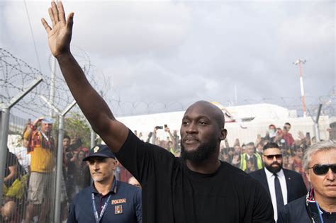 Lukaku Sbarca A Roma Il Saluto Ai Tifosi Impazziti A Ciampino