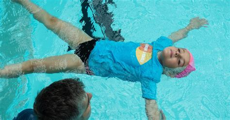 coach   water   students  swim stars