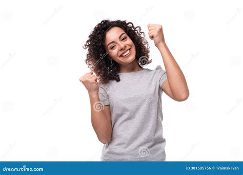 Encantadora Mujer Promotora De Brunette Curly Vestida Con Una Camiseta Gris Con Una Burla Para