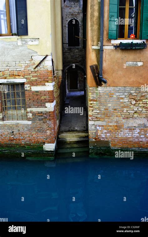 Venice canals and bridges, boats and historic buildings Stock Photo - Alamy