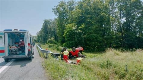 Borgofranco Auto Fuori Strada E Due Feriti Al Cto La Sentinella Del