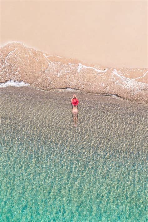 Vista Superior Joven Y Hermosa Mujer Con Sombrero Rojo Y Bikini Tumbada Y Soleada En Agua De