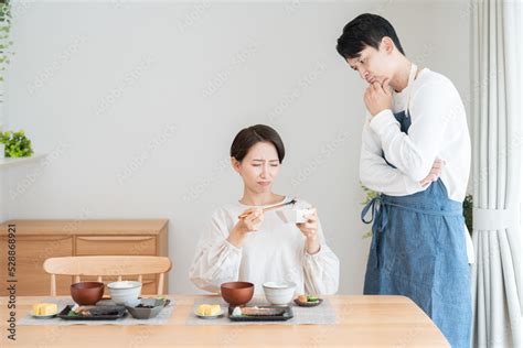 妻に料理の味見をしてもらう夫（料理・朝食・自炊・和食・健康） Stock-Foto | Adobe Stock