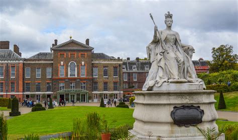 Exterior of Kensington Palace with statue of Queen Victoria · Free ...