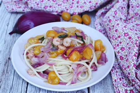 Spaghetti Con Datterino Giallo Cipolla Di Tropea E Gamberetti Tavola