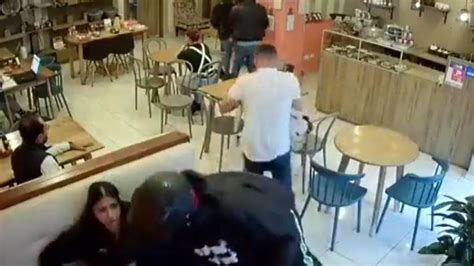 VIDEO Sujetos armados asaltan una cafetería en el norte de Quito y se