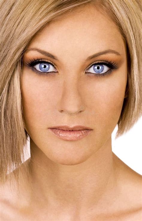 Blonde Junge Frau Mit Make Up Stockfoto Bild Von Frau Blau