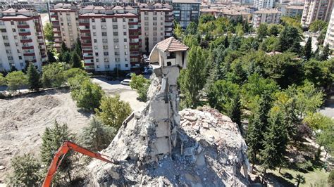 Earthquake-Damaged Building Demolition Leaves Roof Suspended - IHA News