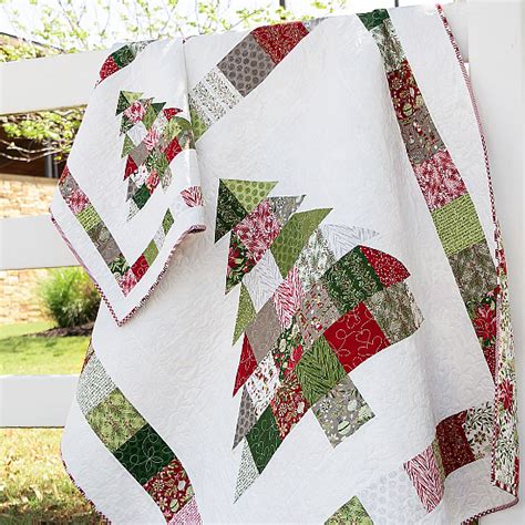 This Charming Christmas Quilt Finishes Quickly Quilting Digest Charm Pack Patterns Charm