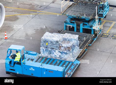 Chargement de fret d avion Banque de photographies et dimages à haute