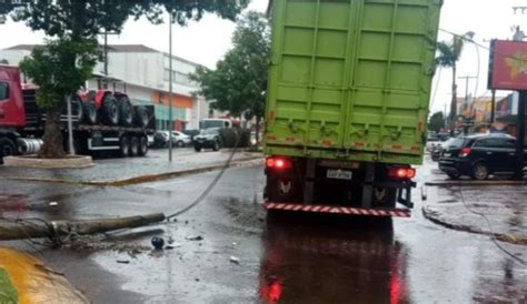 Caminhão derruba poste e danifica fiação no centro de Ponta Porã