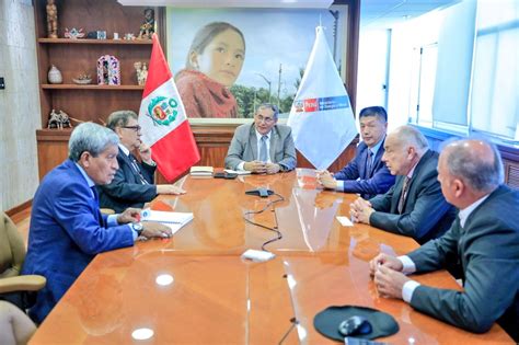 Ministerio de Energía y Minas on Twitter Ministro Oscar Vera