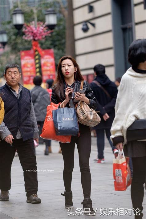 街拍：長腿辣媽一個人逛街買衣服，在一條街上就自拍了三次 每日頭條