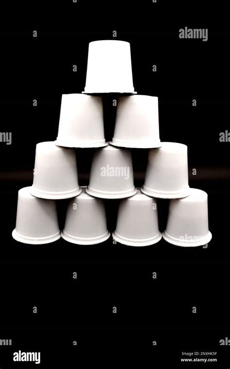 Piramide De Vasos Plasticos Fotograf As E Im Genes De Alta Resoluci N