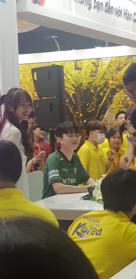 Khui danh tính nữ phiên dịch hot nhất hôm nay là đồng môn với Hà Mã Tấu