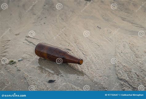 Garrafas De Vidro Na Praia Lixo Imagem De Stock Imagem De Reciclar