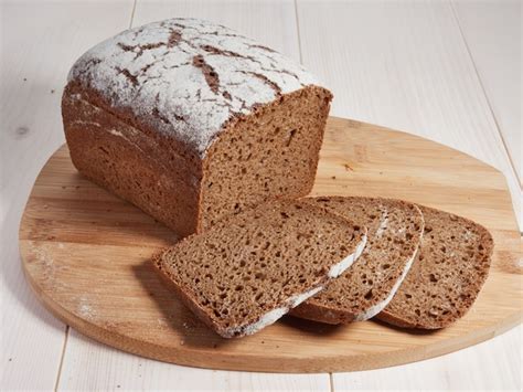 Pan De Centeno En Rodajas En La Tabla De Cortar Foto Premium