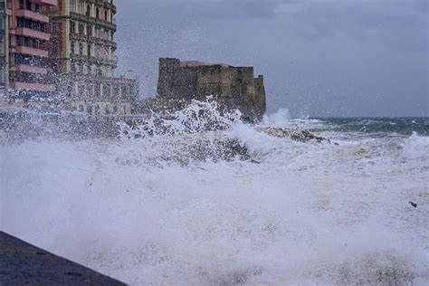 Maltempo In Tutta Italia A Venezia Il Mose Ferma L Acqua Alta