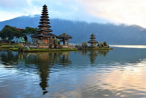 Bali Travel Blog: Chasing the sunrise at Bedugul Lake Temple : Trail ...