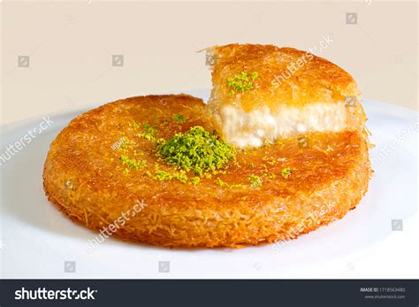 stokovaia fotografiia  turkish dessert kunefe kunafa kadayif