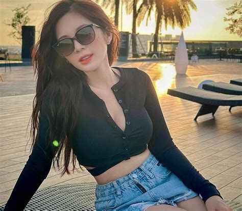 Hot girl đồng phục khoe da thịt cùng váy áo gợi cảm mặt búng ra sữa nhưng body nuột nà Người