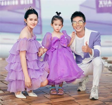 Hot girl vợ 3 Khánh Đơn chứng kiến cảnh chồng nắm tay con gái khiến mẹ không chỗ chen tự trêu