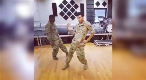 VIDEO Deux soldats américains voguent sur le tube gay de votre été têtu