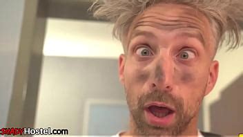 Hostel chicas follando compañero de cuarto en público trío habitación XVIDEOS
