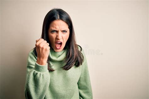Jeune Brunette Aux Yeux Bleus Portant Un Chandail à Col Roulé Sur Fond Blanc En Colère Et Fâché