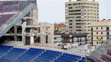 Las Excavadoras Perforan El Césped Del Camp Nou Prosigue El Derribo