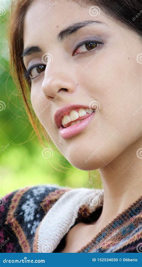 Hembra Atractiva Sonriente De Latina Foto De Archivo Imagen De