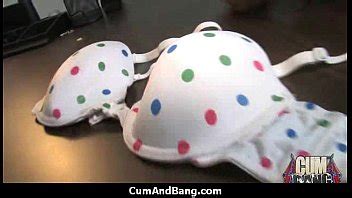 Une Poulette Noire Suce Profond Ment Un Groupe De Mecs Blancs Xvideos