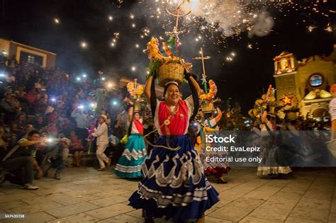 Mujeres Con China Oaxaqueña Traje Tradicional Bailando Para La Celebración De Guelaguetza Foto