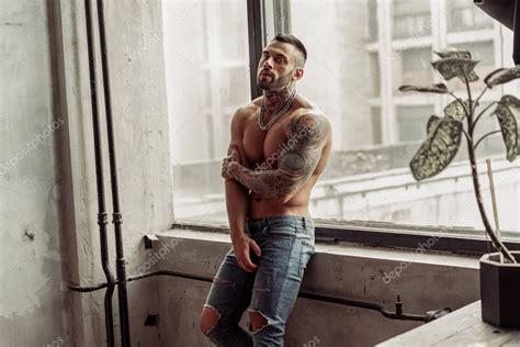 Retrato De Moda De Sexy Modelo Masculino Desnudo Con Tatuaje Y Una