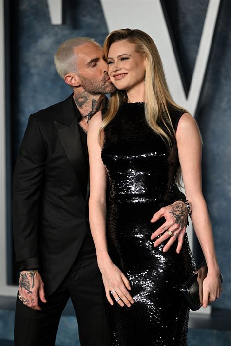 Adam Levine Et Behati Prinsloo S Enlacent Sur Un Tapis Rouge Et Mettent