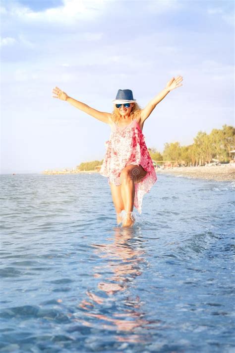 Femme De Sourire Heureuse Dans Le Bikini S Amusant En Mer Photo Stock Image Du Heureux