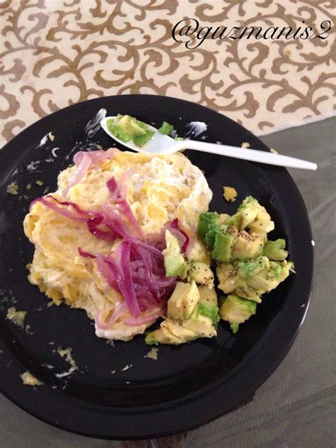 Mangu Con Cebolla Y Aguacate Con Sal Y Pimienta Mashed Plantains With