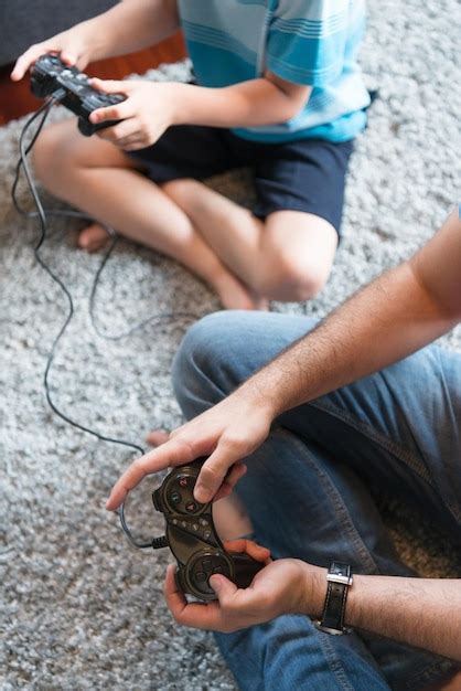 Familia Feliz Padre Madre E Hijos Jugando Videojuegos Padre E Hijo