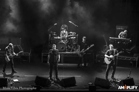 THE PROCLAIMERS @ Odeon Theatre Hobart 7th March 2023 - Amnplify