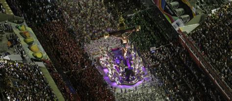 Mangueira Produz A Grande Imagem Da Noite Mas Realiza Desfile Frio