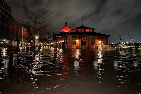 Sturmflut In Hamburg Fischmarkt Wieder Unter Wasser