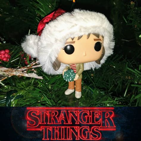 Joyce Byers💡💡helping with the christmas lights 🎄 🎅 : r/StrangerThings