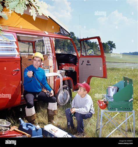 Er Jahren Herd Mann Und Junge Camping Sohn Sitzen Portable Vater