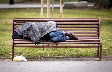 Nach Messerattacken Caritas verstärkt Hilfe für Obdachlose