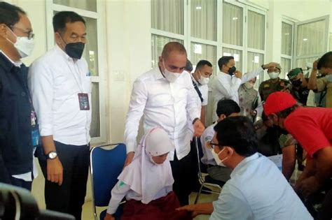 Pt Angkasa Pura Ii Serahkan Bantuan Kaki Palsu Dan Kacamata Baca Ke