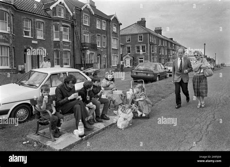 1980s family uk hi-res stock photography and images - Alamy